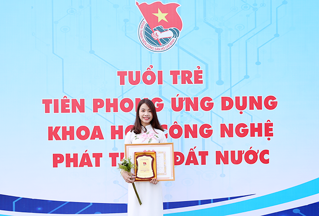 Sinh viên Đoàn Thị Thu Hà nhận Học bổng Nữ Sinh viên Kỹ thuật AmCham vào ngày 21/6/2019 