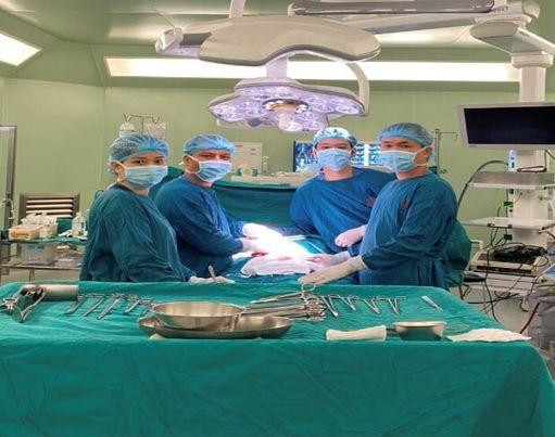 Ê kíp bác sỹ thực hiện ca phẫu thuật cứu chàng sinh viên. Ảnh: BS cung cấp