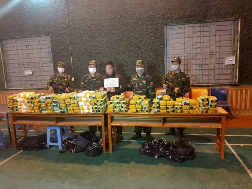 Một đối tượng (giữa) và tang vật trong vụ án