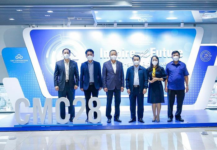 Lãnh đạo UBDT và Tập đoàn Công nghệ CMC chụp ảnh lưu niệm tại buổi làm việc.