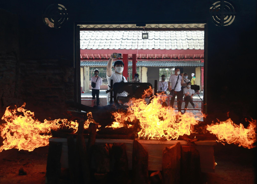 Cảnh hỏa táng bệnh nhân Covid-19 ở thủ đô Jakarta, Indonesia ngày 27/7. Ảnh: REUTERS