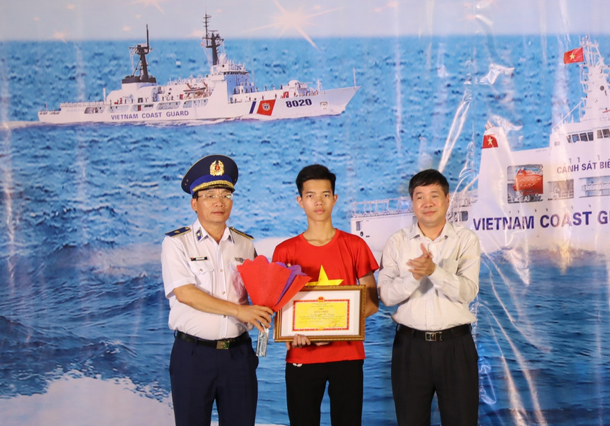 Trao giải Nhất cho em Nguyễn Văn Hưng, học sinh lớp 9A