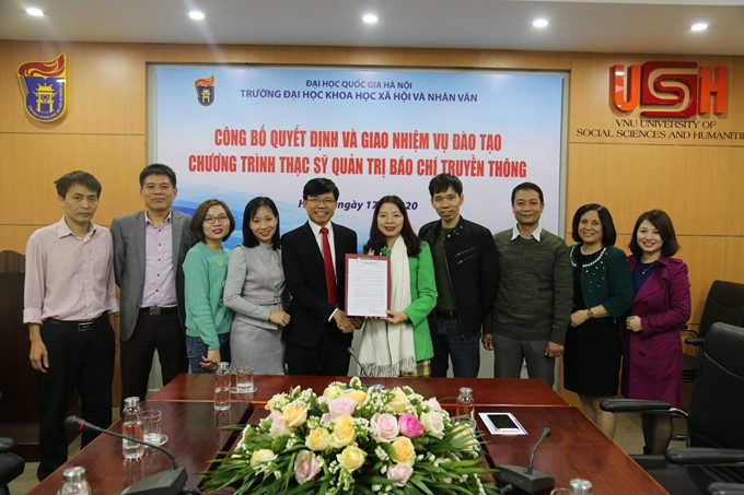 GS.TS Hoàng Anh Tuấn - Phó Hiệu trưởng Trường ĐHKHXH&NV trao quyết định và chính thức giao nhiệm vụ đào tạo ngành Thạc sỹ Quản trị Báo chí truyền thông cho Viện Đào tạo Báo chí và Truyền thông.