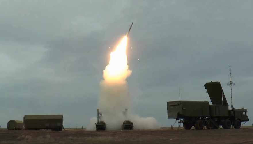 Những cú bắn ngoạn mục của các hệ thống tên lửa phòng không S-400 gần Astrakhan. Ảnh: Cắt clip