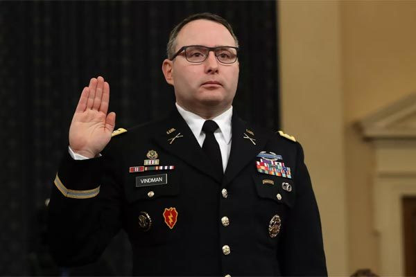Trung tá Alex Vindman tuyên thệ sẽ khai sự thật trong phiên điều trần trước Quốc hội Mỹ ngày 19/11. Ảnh: Vox