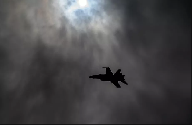 Thót tim cảnh tiêm kích F/A-18 tiếp nhiên liệu giữa sấm sét