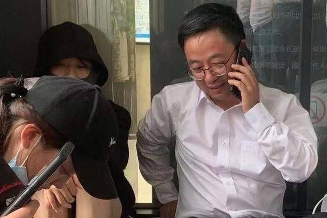 Thầy hiệu trưởng bị sinh viên giữ làm con tin. Ảnh: Weibo.