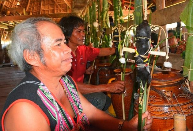 Già làng A Jring Đeng chuẩn bị cho lễ Et Đông tại nhà rông. Ảnh: Sở VH,TT&DL