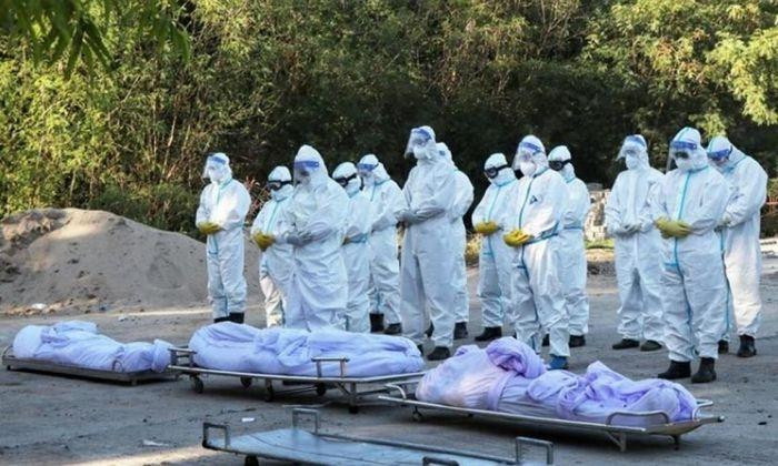 Nhân viên tình nguyện chuẩn bị an táng thi thể bệnh nhân Covid-19 tại một nghĩa trang ở Mandalay, Myanmar, hôm 14/7. Ảnh: Reuters