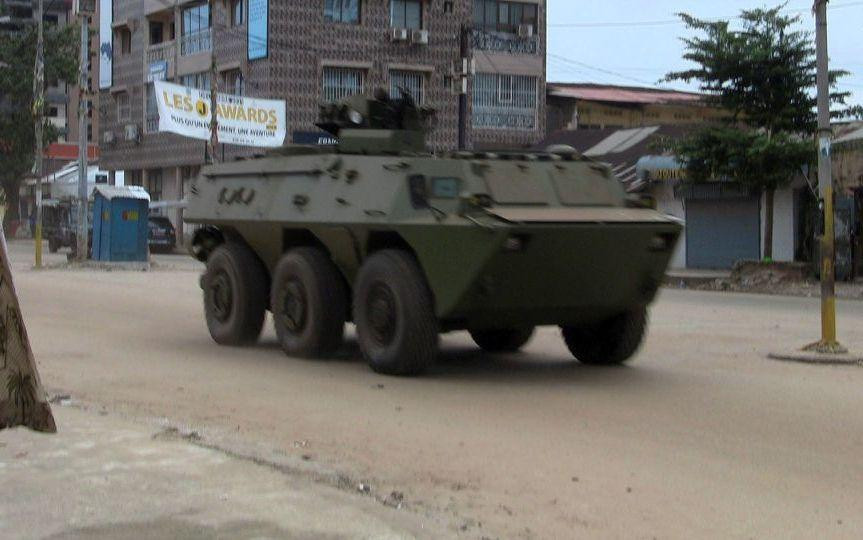 Xe quân sự trên đường phố ở khu vực Kaloum, Thủ đô Conakry, Guinea ngày 5/9/2021. (Ảnh: Reuters)