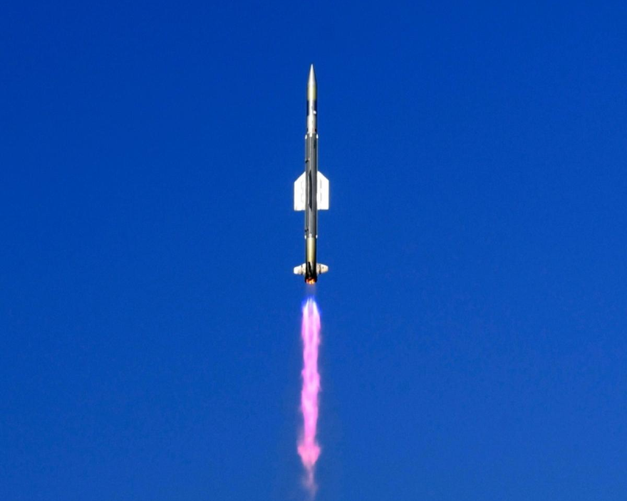 Ấn Độ thử thành công tên lửa tầm ngắn phóng từ tàu chiến