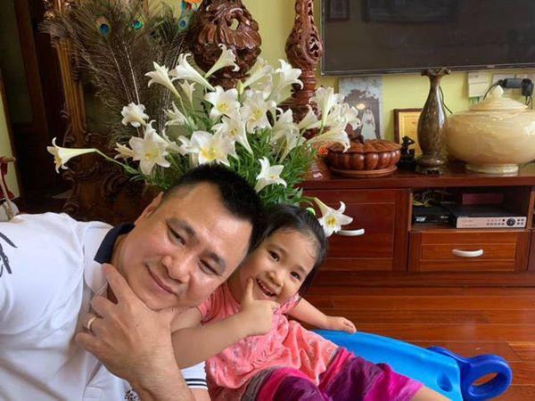 Tự Long khoe vợ đẹp, con khôn trong nhà nhỏ xinh trị giá tiền tỷ