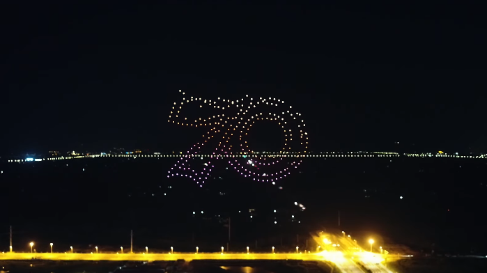 300 máy bay không người lái Trung Quốc ảo diệu trên nền trời đêm