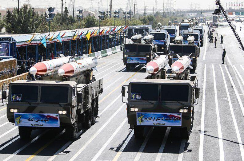 Iran diễu binh khoe loạt khí tài nội địa