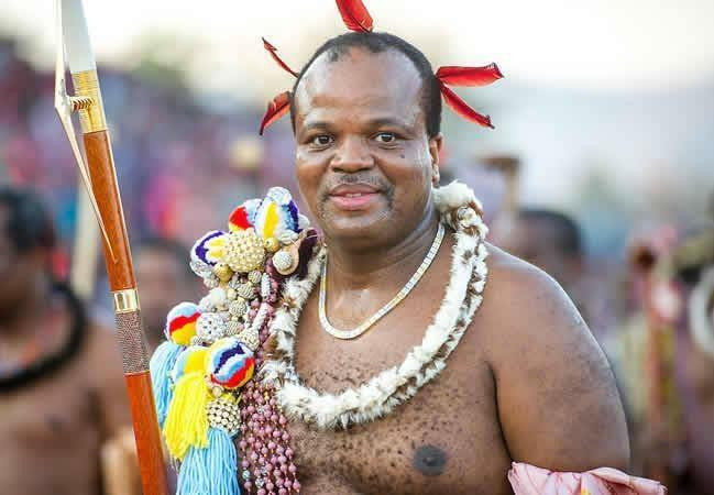 Nước nghèo nhưng vua Mswati III lọt vào danh sách "15 nhân vật hoàng gia giàu có nhất thế giới" theo Forbes năm 2009. Ảnh: Classic105.