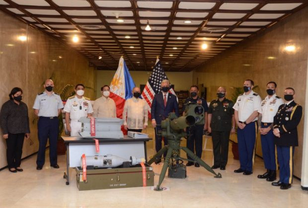 Lễ bàn giao bom thông minh và tên lửa chống tăng tại trụ sở Bộ Ngoại giao Philippines. Ảnh: DFA