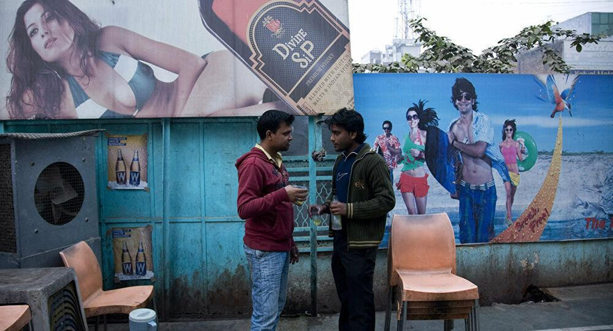 Một quận ở bang Uttar Pradesh (Ấn Độ) chỉ bán rượu cho người đã tiêm vaccine COVID-19. Ảnh: AP