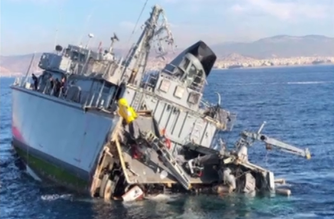 Tàu quét mìn của Hải quân Hy Lạp bị cắt làm đôi khi va chạm với tàu chở hàng 