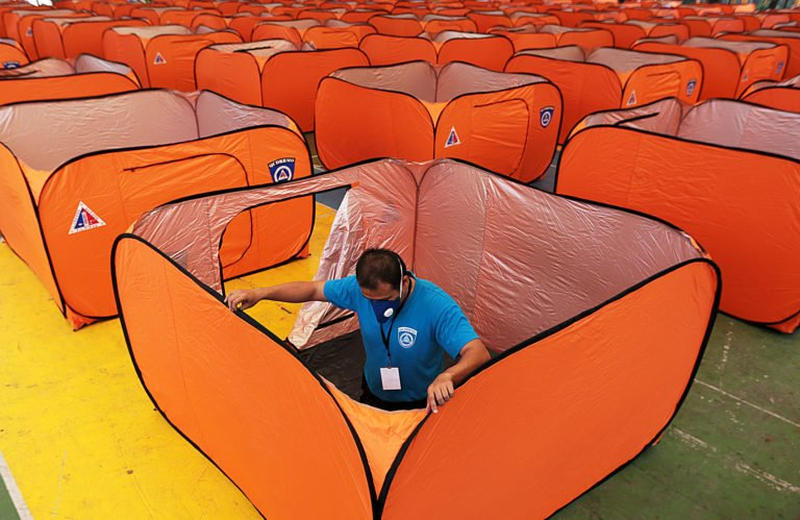 Dựng lều cách ly người nghi nhiễm trong một sân bóng rổ ở thủ đô Manila (Philippines) trong bối cảnh các bệnh viện quá tải. Ảnh: INQUIRER