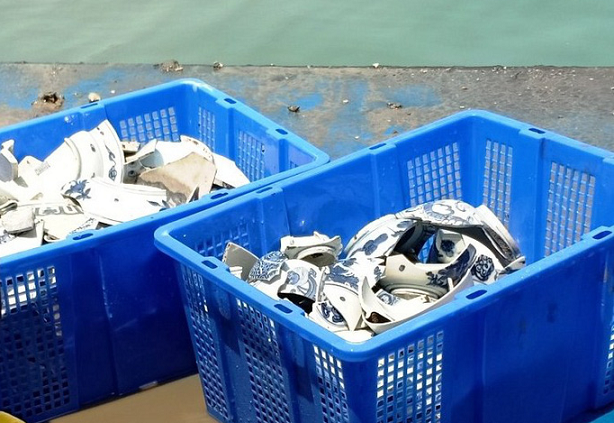 10.000 cổ vật từ tàu đắm bỏ phơi nắng giữa cảng