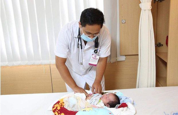 Hai bệnh nhi vừa sinh mấy ngày tuổi đã tắc ruột phải cấp cứu