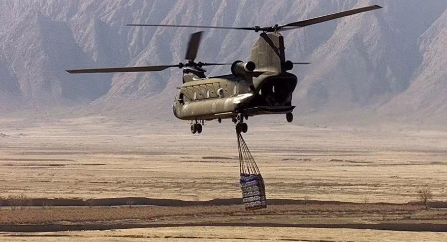 Trực thăng quân sự CH-47 Chinook chở hàng hóa Afghanistan. Ảnh: AP