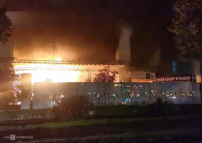 Đám cháy bùng lên ở khuôn viên trung tâm huấn luyện. Ảnh: V.N