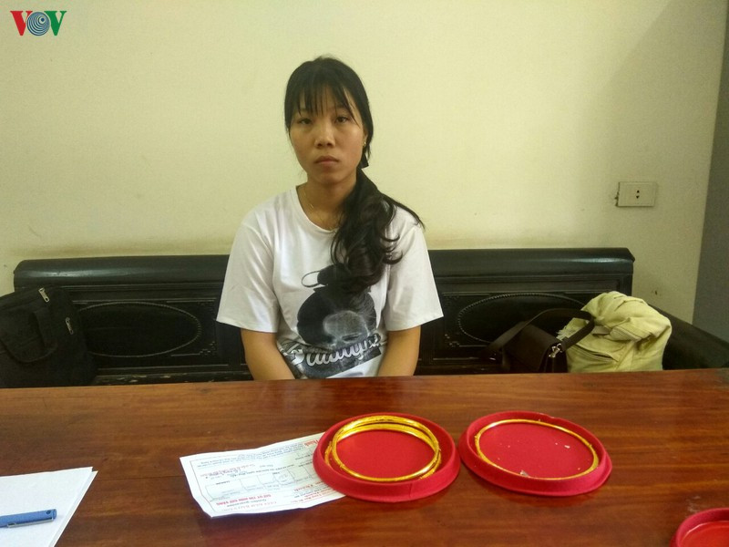 Lưu Thị Kim Anh và tang vật là 3 chiếc kiềng vàng trộm của bạn thân.