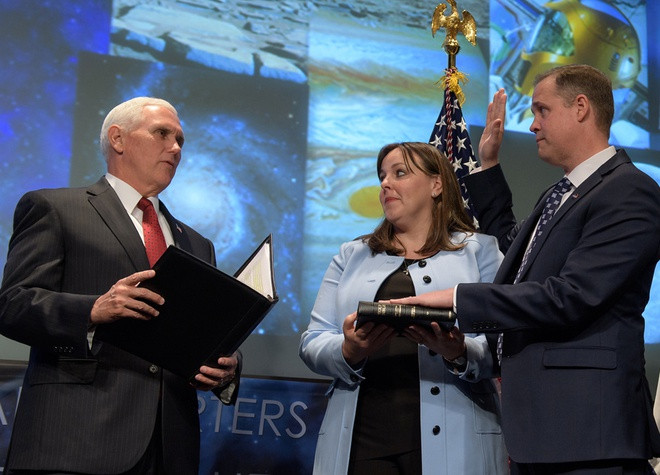 Giám đốc Bridenstine tại buổi lễ nhậm chức do Phó tổng thống Mike Pence chủ trì. Ảnh: NASA