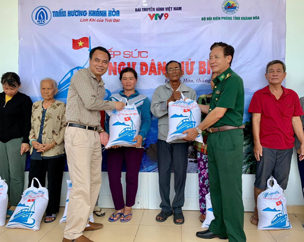 Ông Nguyễn Văn Tưởng, chủ tịch công ty Trầm hương Khánh Hoà cùng đại diện Bộ Chỉ huy bộ đội Biên phòng tỉnh Khánh Hoà trong buổi trao quà cho ngư dân