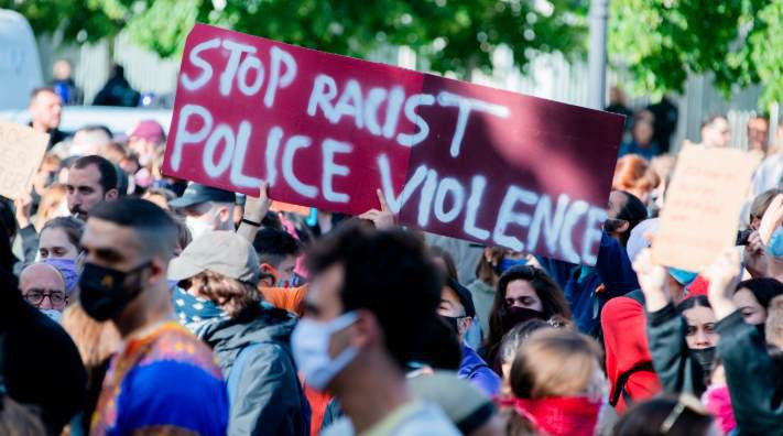 Người biểu tình xuống đường tại Berlin, Đức sau cái chết của George Floyd . Ảnh: AP