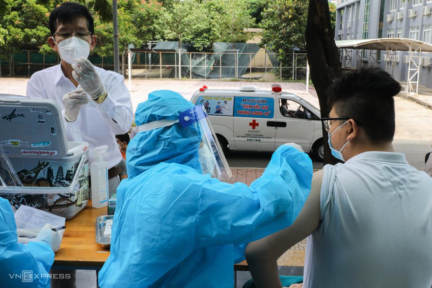 Mục kích ngày đầu làm việc của đội tiêm vắc-xin lưu động ở TP.HCM