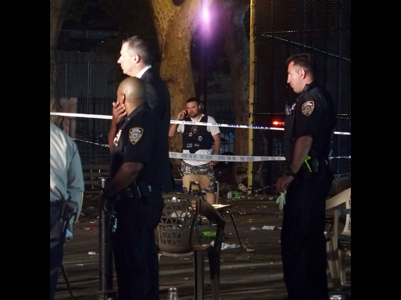 Hiện trường vụ xả súng hỗn loạn tại ở Brooklyn. Ảnh: NY Daily News
