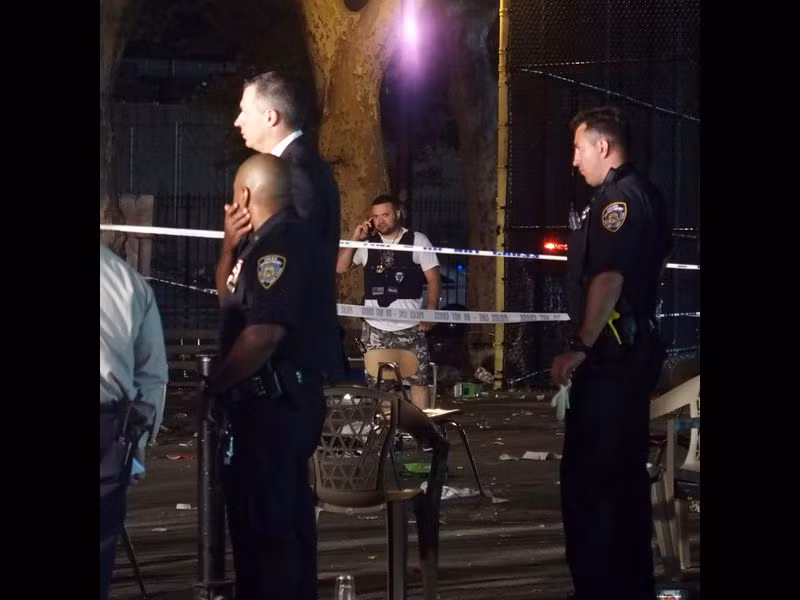 Hiện trường vụ xả súng hỗn loạn tại ở Brooklyn. Ảnh: NY Daily News