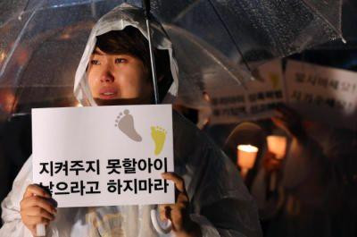 Một phụ nữ tham gia cuộc biểu tình nến chống lại tội phạm tình dục ở Seoul. Ảnh: Yonhap