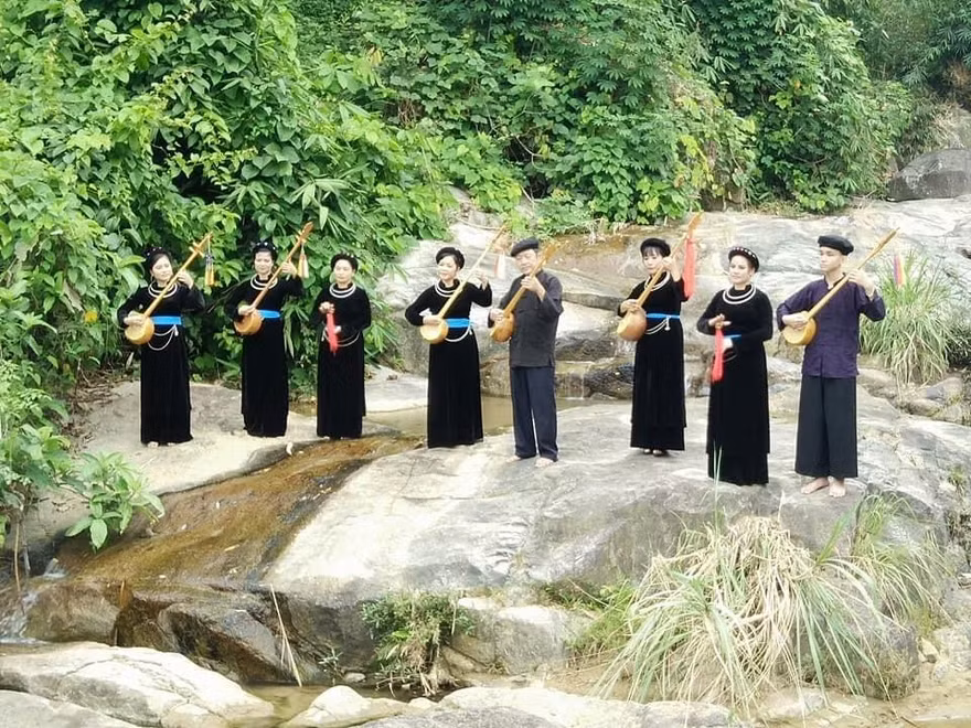 Người dân tộc Tày biểu diễn điệu hát Then tại Tuyên Quang
