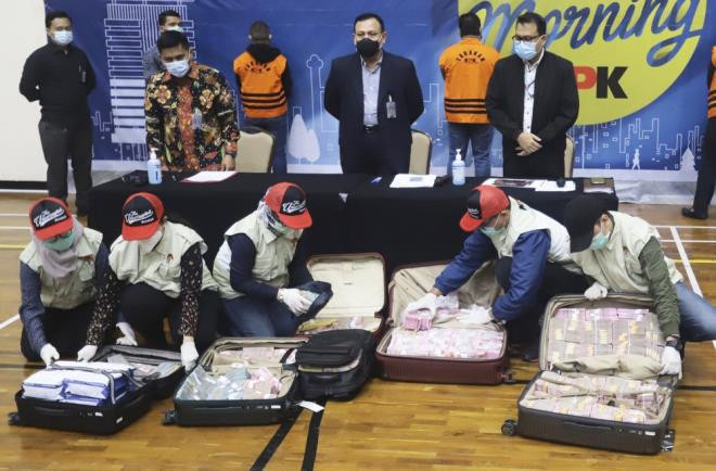 Các vali tang vật trong một cuộc họp báo. Ảnh: AP