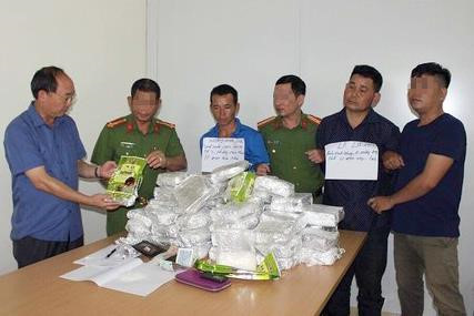 Hai nghi phạm cùng tang vật vụ án. Ảnh: Công an Điện Biên.