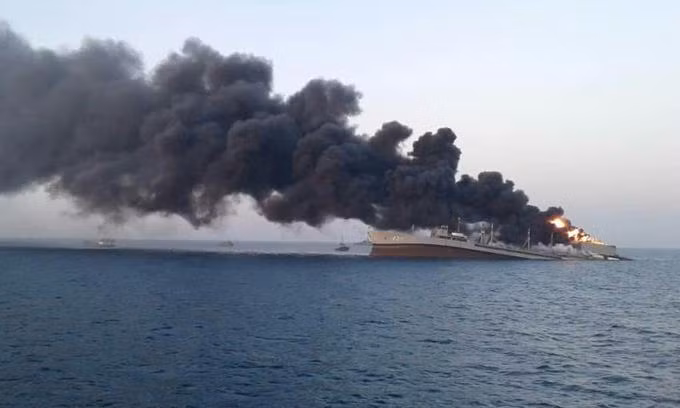 Tàu IRIS Kharg bốc cháy hôm 1/6. Ảnh: Iran Press.
