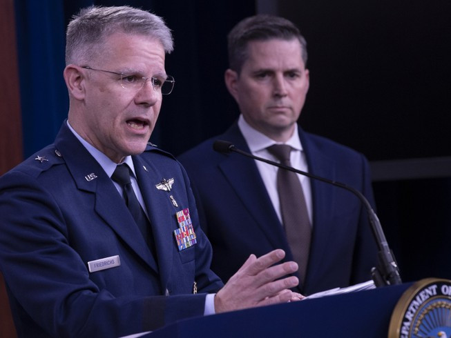 Phát ngôn viên Bộ Quốc phòng Mỹ Jonathan Hoffman trong cuộc họp báo ngày 5-10. Ảnh: REUTERS