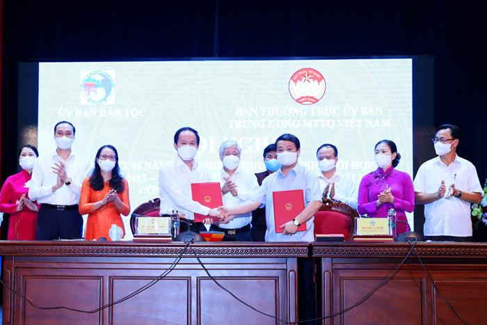 Bộ trưởng, Chủ nhiệm UBDT Hầu A Lềnh và Phó Chủ tịch, Tổng thư ký Ủy ban Trung ương MTTQ Việt Nam Lê Tiến Châu ký kết Chương trình phối hợp giữa UBDT và Ủy ban Trung ương MTTQ Việt Nam giai đoạn 2021-2025