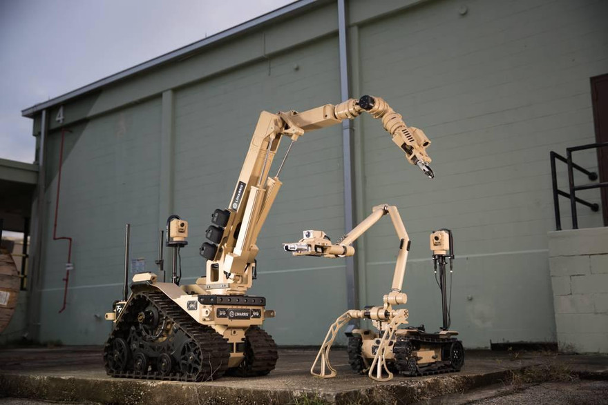 Robot T7 bên trái, robot T4 nằm bên phải. Ảnh: L3Harris Technologies
