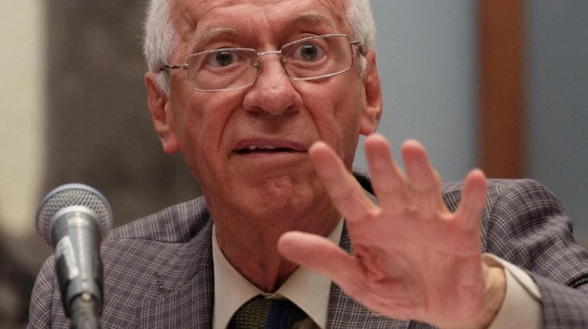 Ông Valero đã nhét cuốn sách vào bên trong tờ báo và cố gắng rời khỏi tiệm sách ở Buenos Aires. Ảnh: Cuartoscuro.