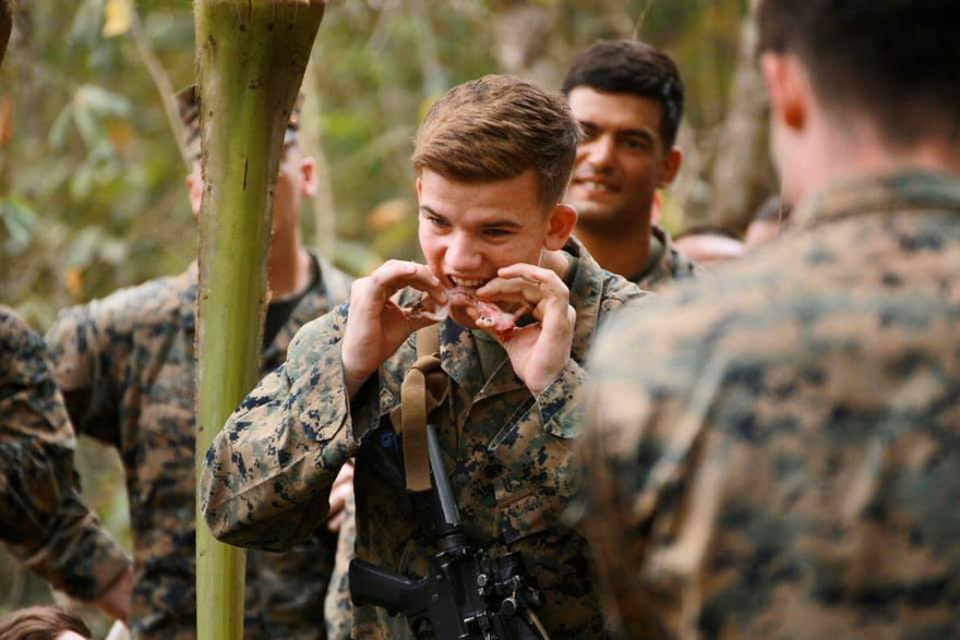 Tập trận Hổ Mang Vàng: Binh sĩ luyện ăn nhện, uống máu rắn