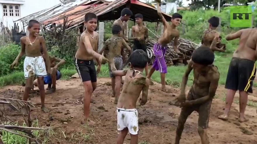 Những trẻ nhỏ tham gia lễ hội ném phân bò với nụ cười tươi trên khuôn mặt.