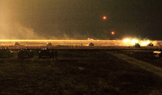 Đoàn xe quân sự thuộc lực lượng gìn giữ hòa bình Nga bị phục kích, hai bên đã đọ hỏa lực bằng vũ khí cỡ nòng lớn. Ảnh: Avia.pro.