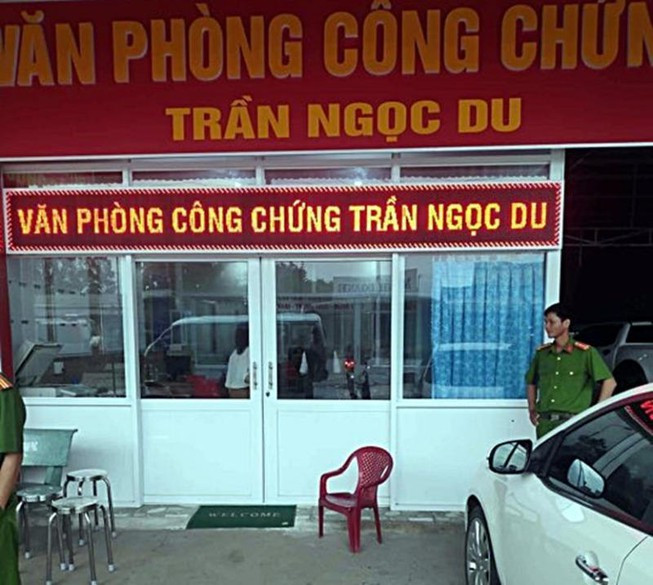 Công an khám nghiệm hiện trường vụ nổ súng