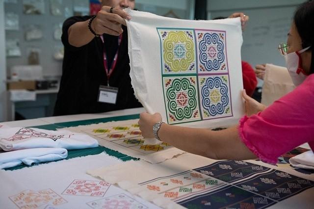 Sinh viên ngành Quản trị doanh nghiệp thời trang đã nghiên cứu và thiết kế trên 21 mẫu túi, 18 mẫu trang phục và 12 mẫu hoa văn ứng dụng các yếu tố văn hóa vào trong các thiết kế mang phong cách hiện đại. (Nguồn: BTC)