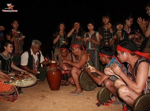 Bên ché rượu cần của người S’Tiêng. Ảnh Vietnam journey