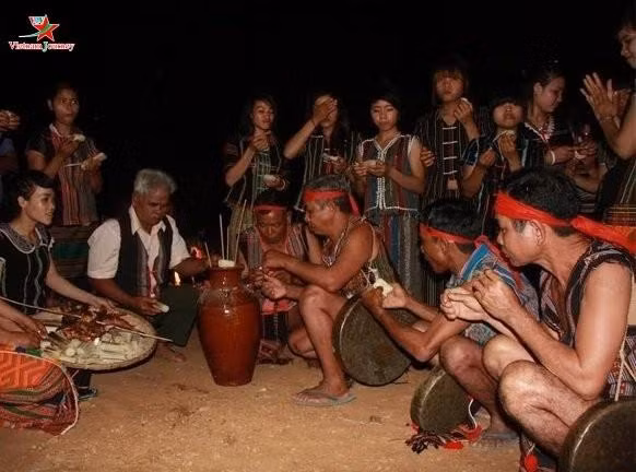 Bên ché rượu cần của người S’Tiêng. Ảnh Vietnam journey